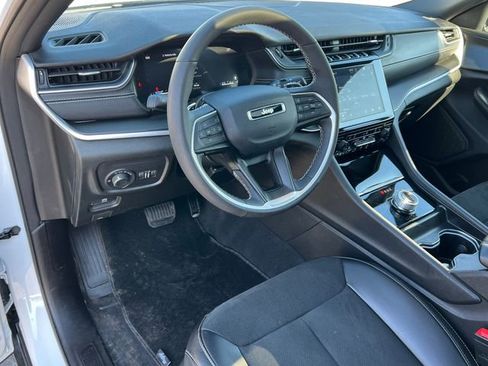 Used 2025 Jeep Grand Cherokee Altitude image 17