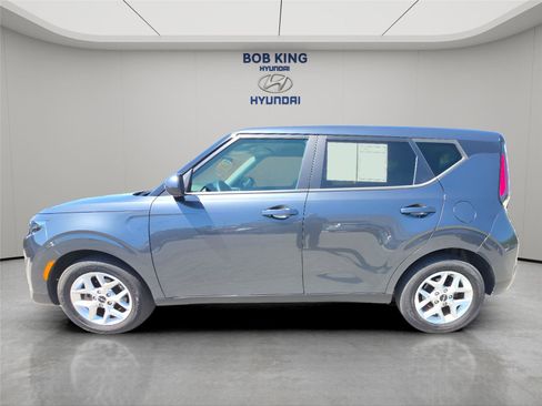 Used 2023 Kia Soul LX w/ LX Technology Package FWD image 2