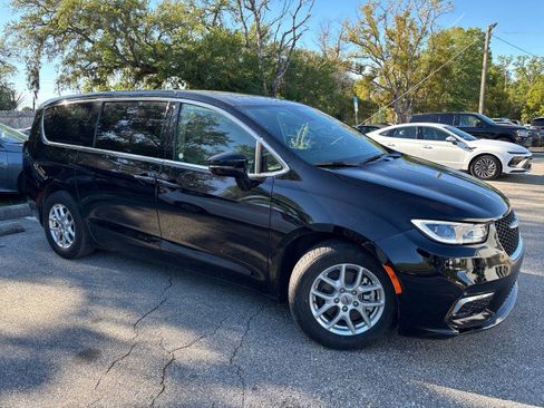 Used 2025 Chrysler Pacifica Select image 6