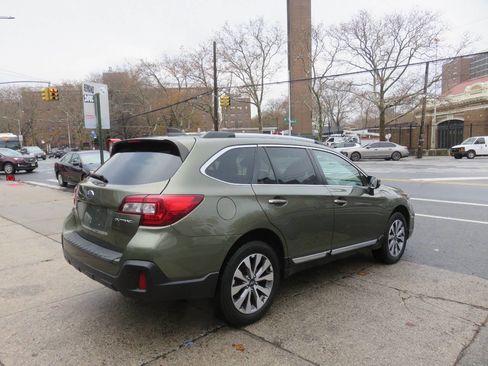 Used 2018 Subaru Outback 2.5i Touring image 3