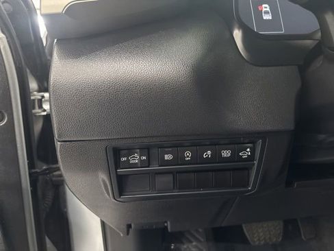 Used 2025 Toyota Tundra Limited AWD/4WD image 14