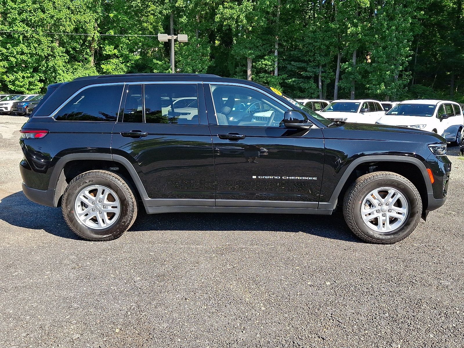 Certified 2025 Jeep Grand Cherokee Laredo w/ Luxury Tech Group I AWD/4WD image 7