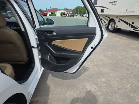 Used 2019 Volkswagen Jetta SE w/ Cold Weather Package image 43