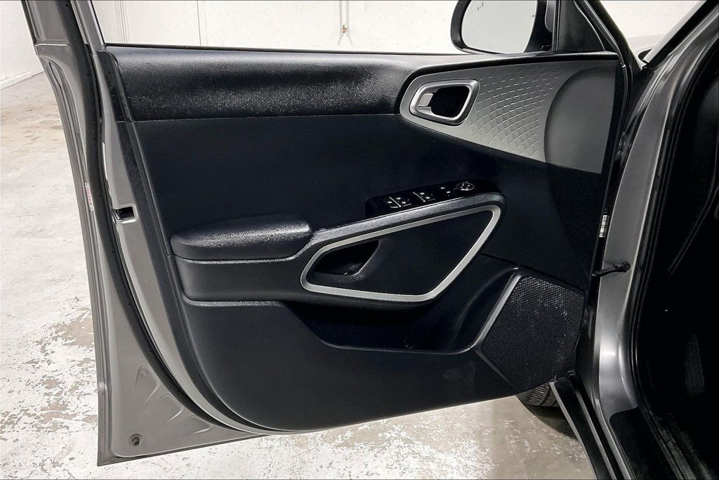 Used 2025 Kia Soul LX w/ LX Technology Package FWD image 21
