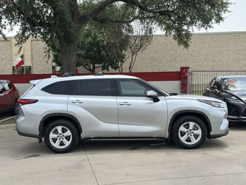 Used 2020 Toyota Highlander LE AWD/4WD image 3