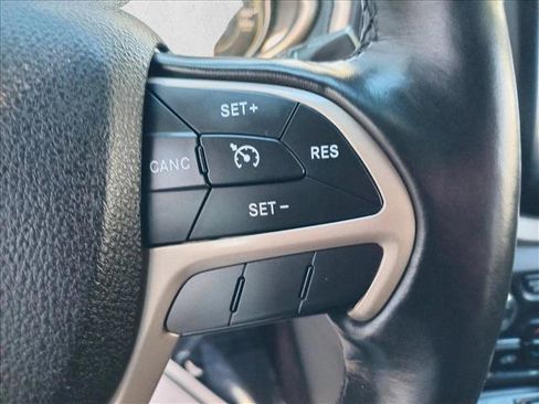 Used 2016 Jeep Cherokee Limited w/ Luxury Group image 19