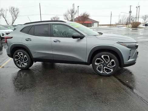 Used 2025 Chevrolet Trax RS image 4