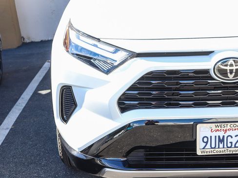 Used 2025 Toyota RAV4 SE image 7