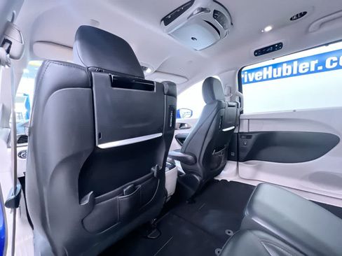 Used 2018 Chrysler Pacifica Touring-L Plus FWD image 42