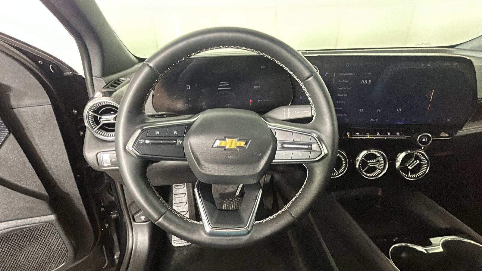 Used 2024 Chevrolet Blazer EV LT AWD/4WD image 17