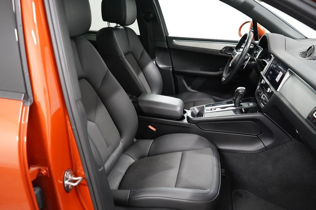 Used 2023 Porsche Macan AWD/4WD image 34
