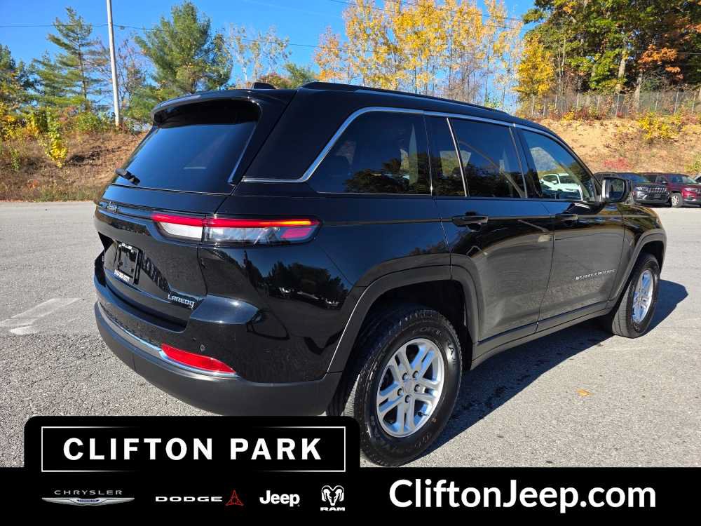Used 2023 Jeep Grand Cherokee Laredo AWD/4WD image 4
