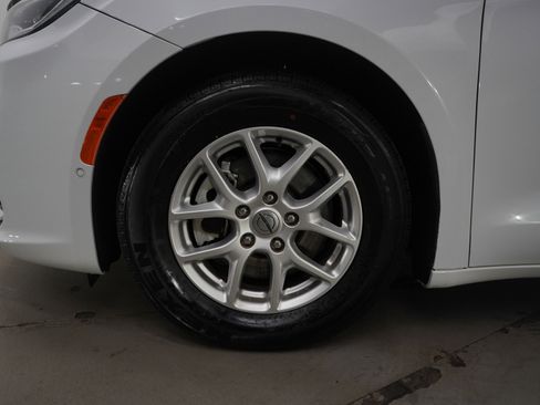 Used 2022 Chrysler Pacifica Touring-L w/ Uconnect Theater Family Group image 26