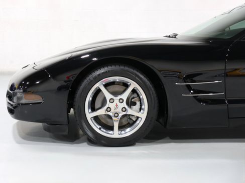 Used 2004 Chevrolet Corvette Coupe w/ Roof Package RWD image 25