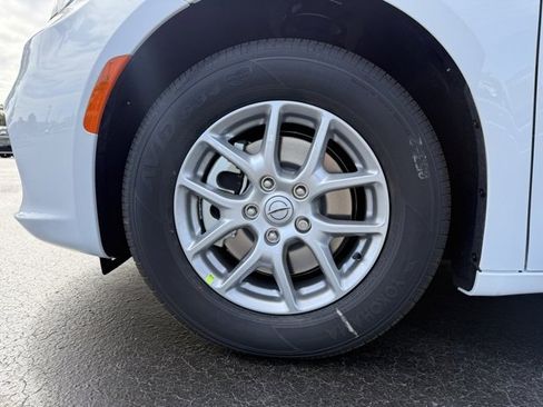 New 2026 Chrysler Pacifica Select image 11