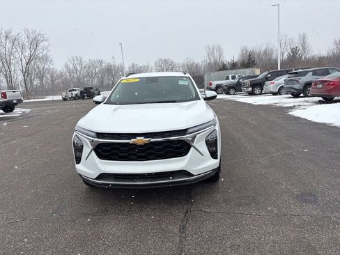 Used 2025 Chevrolet Trax LT w/ LT Convenience Package image 2