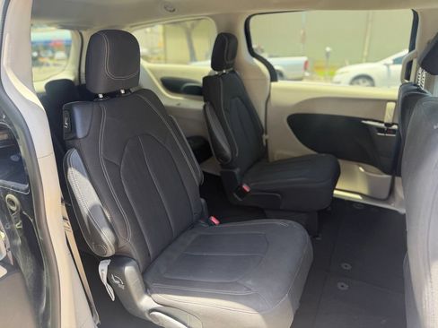 Used 2020 Chrysler Voyager LX FWD image 10