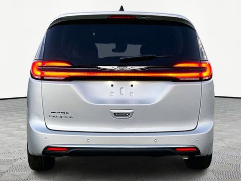 Used 2024 Chrysler Pacifica Touring-L image 6