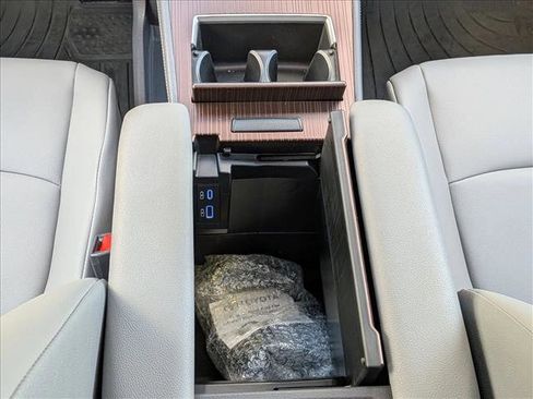 Used 2022 Toyota Sienna XLE image 22