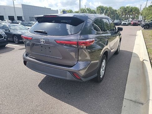 Used 2022 Toyota Highlander L FWD image 3