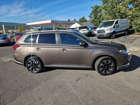 Used 2018 Mitsubishi Outlander GT image 2