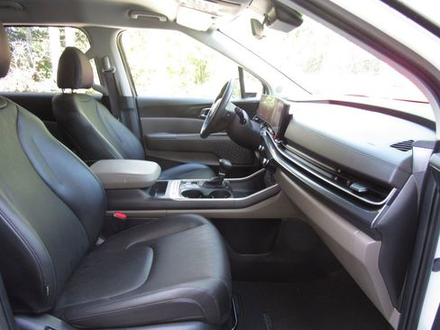 Used 2025 Kia Carnival FWD image 18