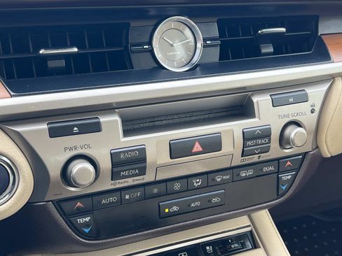 Used 2016 Lexus ES 300h Hybrid image 15