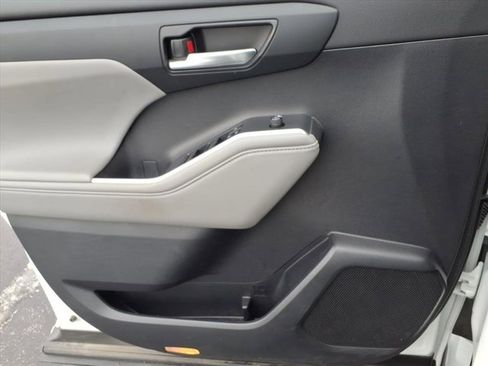 Used 2022 Toyota Highlander XLE image 24