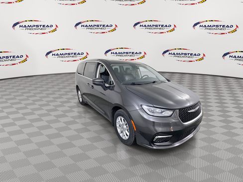 Used 2023 Chrysler Pacifica Touring-L FWD image 2
