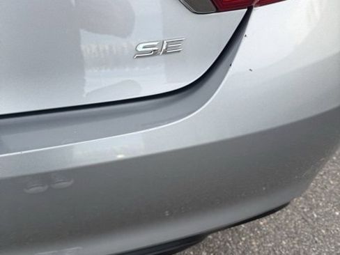 Used 2016 Toyota Camry SE image 9