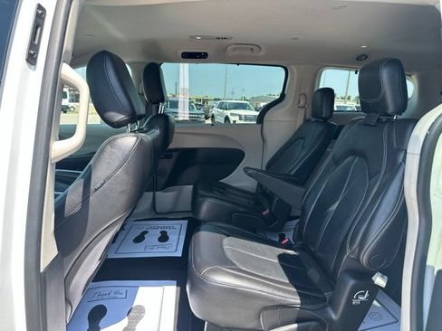 Used 2022 Chrysler Pacifica Touring-L FWD image 25