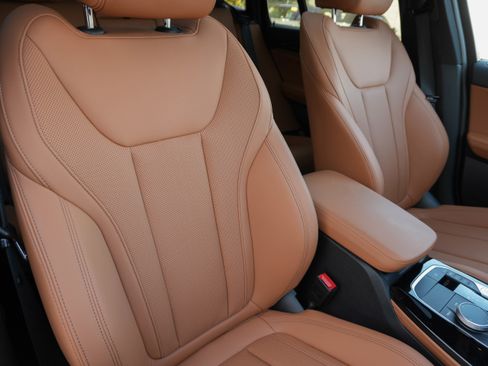 Certified 2025 BMW X4 xDrive30i image 13