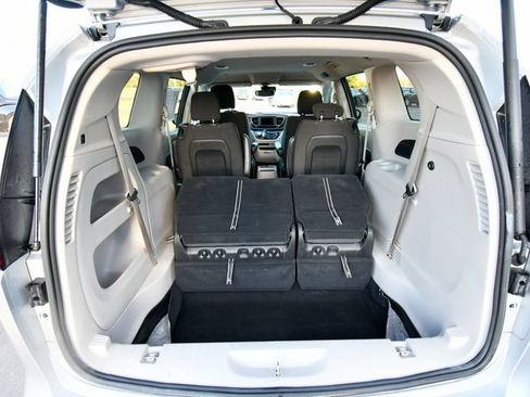 Used 2024 Chrysler Voyager LX FWD image 5