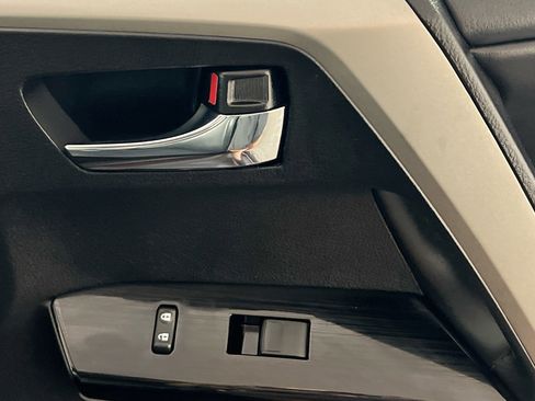 Used 2018 Toyota RAV4 Limited FWD image 32