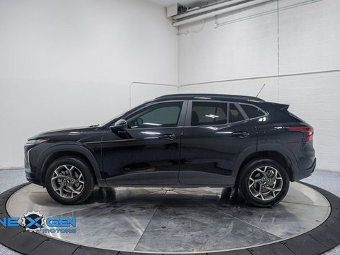 Used 2025 Chevrolet Trax LT w/ Driver Confidence Package image 4