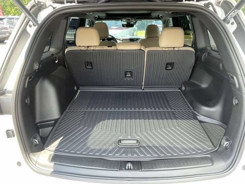 Used 2025 Jeep Grand Cherokee Limited w/ Luxury Tech Group II RWD image 10