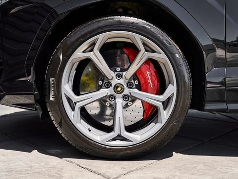 Used 2022 Lamborghini Urus AWD/4WD image 3