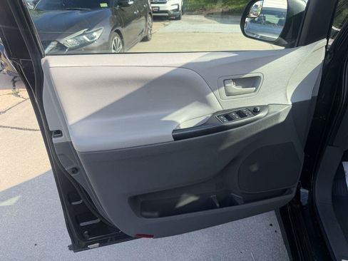 Used 2020 Toyota Sienna L FWD image 9
