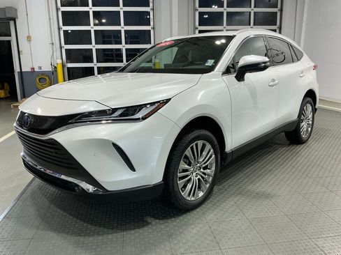 Used 2024 Toyota Venza XLE AWD/4WD image 2