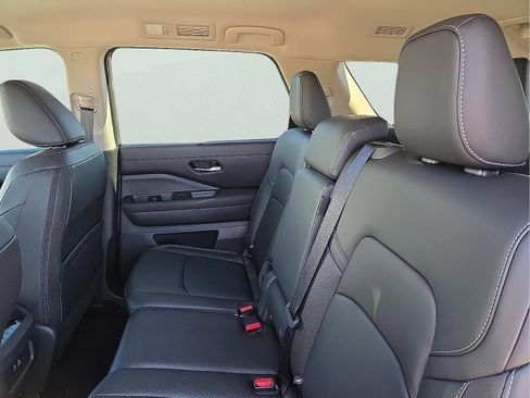 Used 2025 Nissan Pathfinder SL image 10
