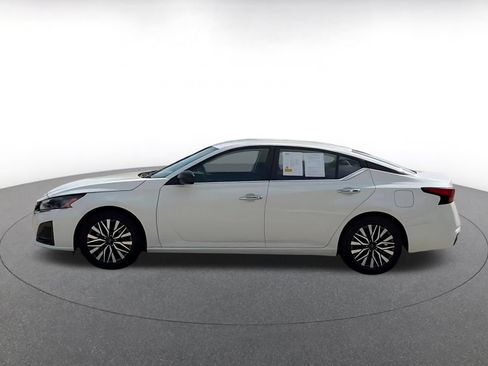 Used 2025 Nissan Altima 2.5 SV FWD image 9