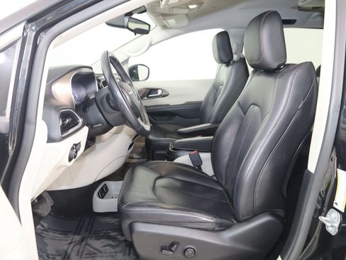 Used 2018 Chrysler Pacifica Touring-L FWD image 10