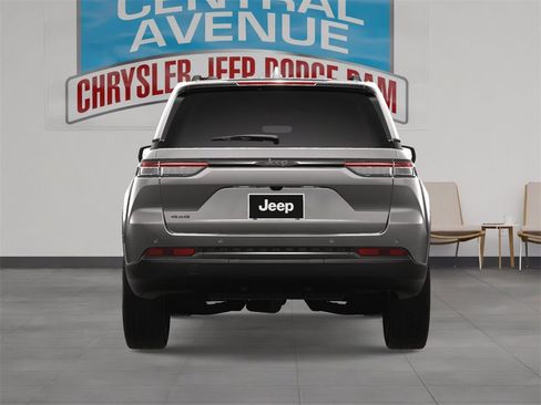 New 2025 Jeep Grand Cherokee Altitude image 9