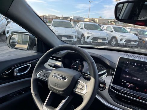 Used 2025 Jeep Compass Limited image 34