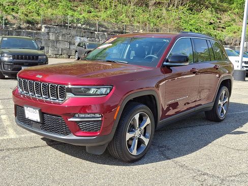 Certified 2023 Jeep Grand Cherokee Limited AWD/4WD image 3
