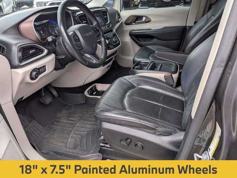 Used 2018 Chrysler Pacifica Touring-L w/ Tire & Wheel Group FWD image 15