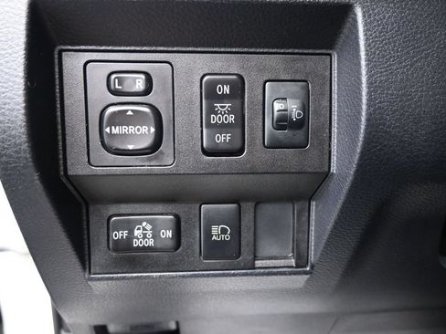 Used 2019 Toyota Tundra SR5 w/ Convenience Package AWD/4WD image 16