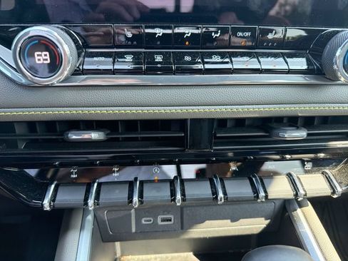 Used 2024 Chevrolet Colorado ZR2 w/ Technology Package AWD/4WD image 23