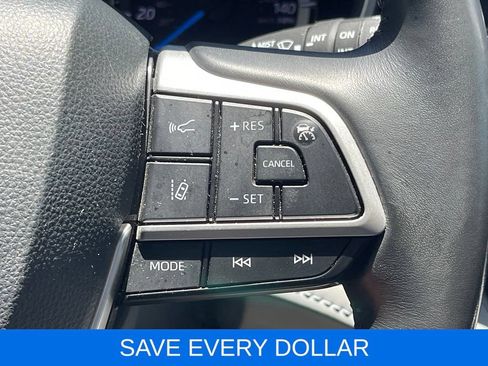 Used 2024 Toyota Highlander XLE FWD image 17