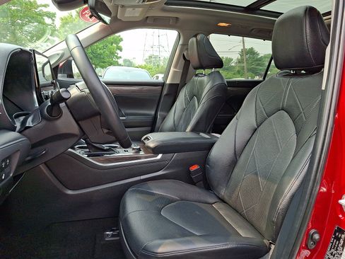 Certified 2024 Toyota Highlander Platinum AWD/4WD image 14